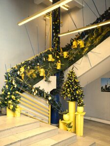NOEL jaune et dore inedit scaled