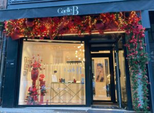 NOEL rouge pour une facade scaled